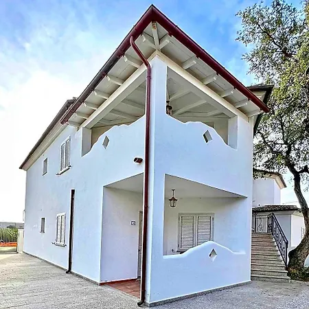 In With Air Conditioning And Private Outdoor Area Appart hôtel Orosei
